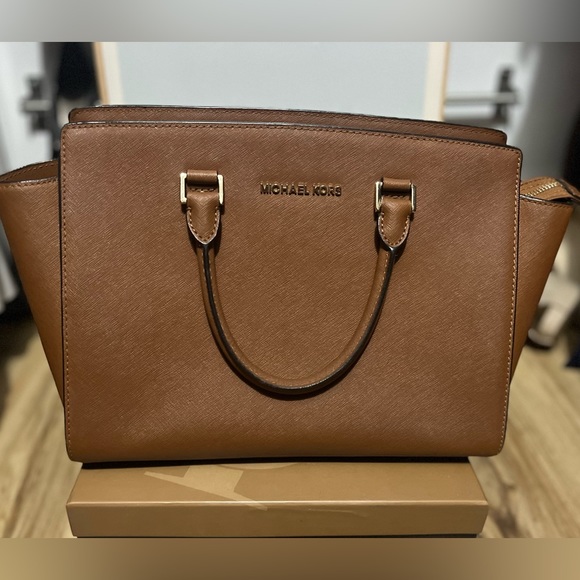 Michael Kors Handbags - Michael Kohrs leather handbag in camel Used but in great condition!